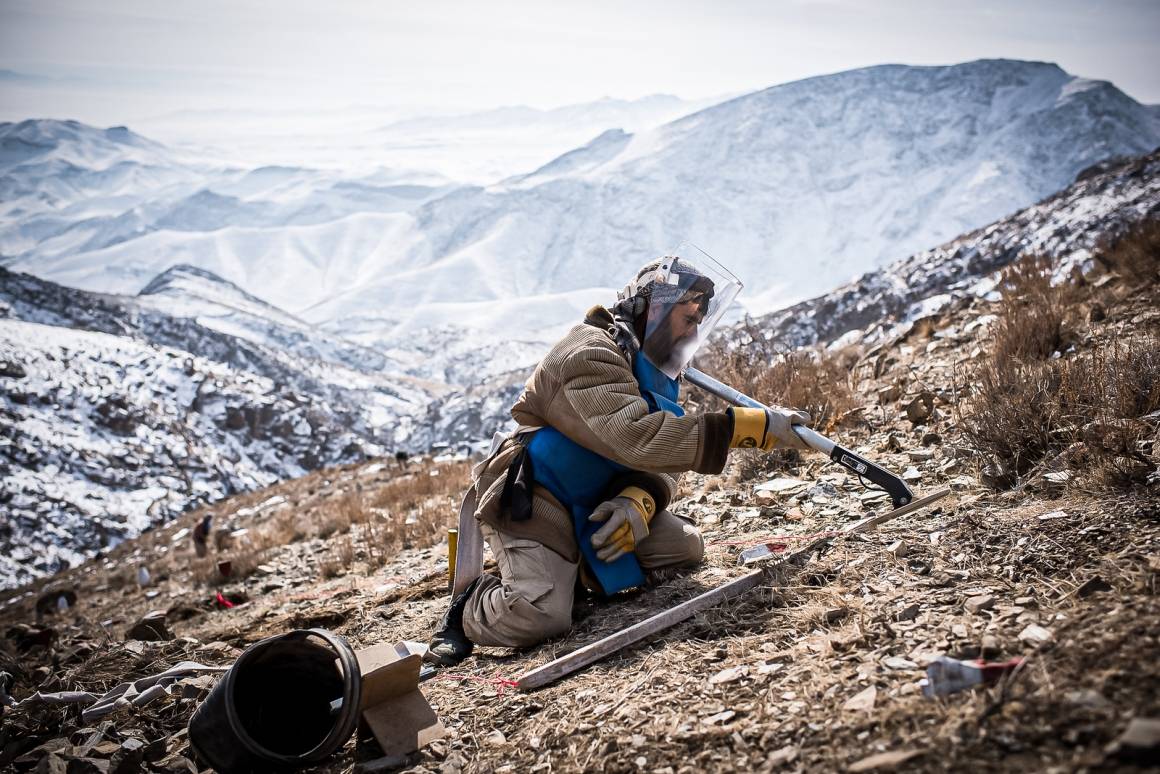Landminer utgjør en enorm trussel mot matsikkerhet. Bildet viser en spesialist som utfører minerydningsoperasjoner etter å ha oppdaget et metallstykke i fjellene nær Kabul, Afghanistan. Foto: NDM/Cengiz Yar.